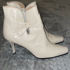 Ashro Chicago Leather Booties with Bow Tie and side zippers.  Cream.  Size‎ 8.5.